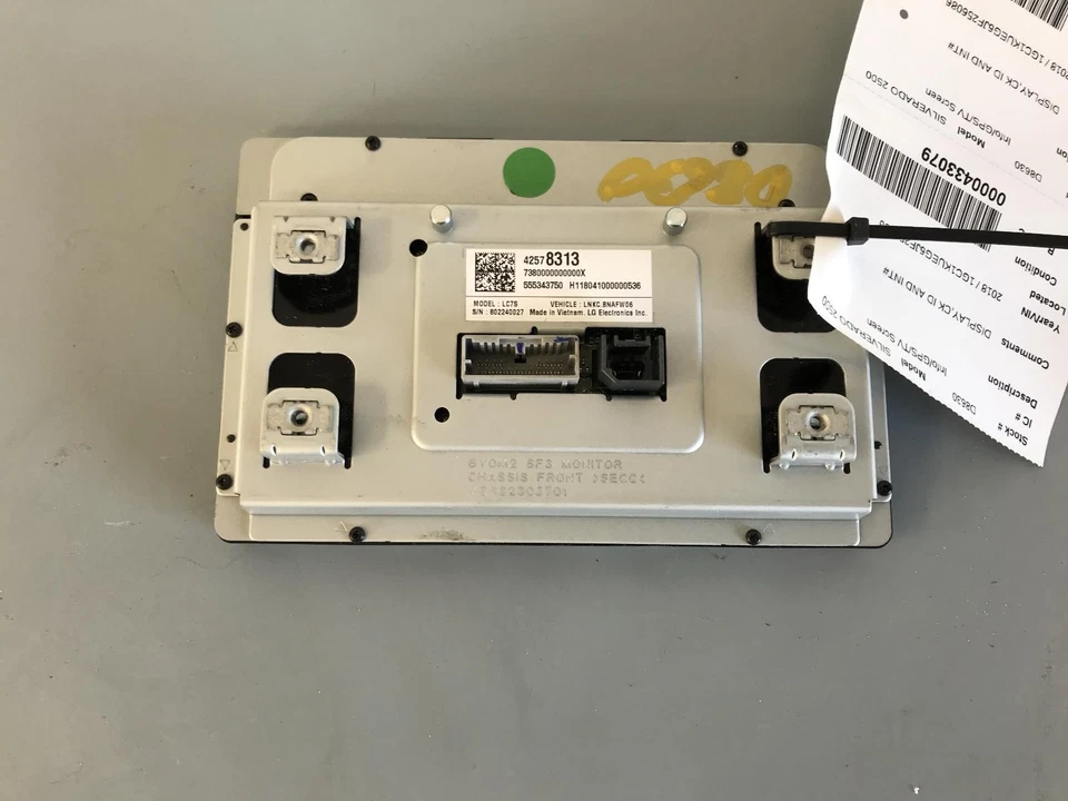 Used Front Center Infotainment Display fits: 2018 Chevrolet Silverado 2500 picku - Image 3 of 4