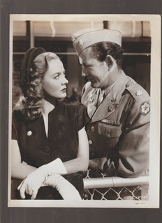 8X10 B&W PHOTO OF SCENE AUDREY TOTTER AND ROBERT WALKER