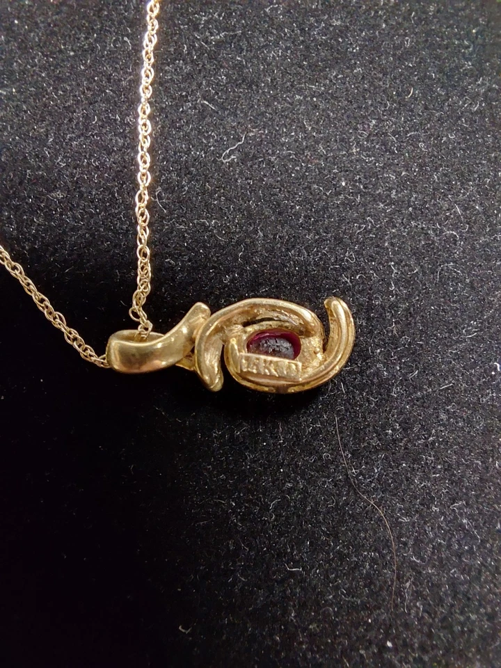 Colgante de rubí natural de oro de 14K y delicada cadena de oro de 18" de 14K Foto 2 de 4