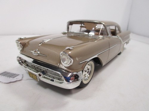 HIGHWAY 61 1/18 GOLD 1957 OLDSMOBILE SUPER 88 *MISSING PARTS* NO BOX - Picture 2 of 15
