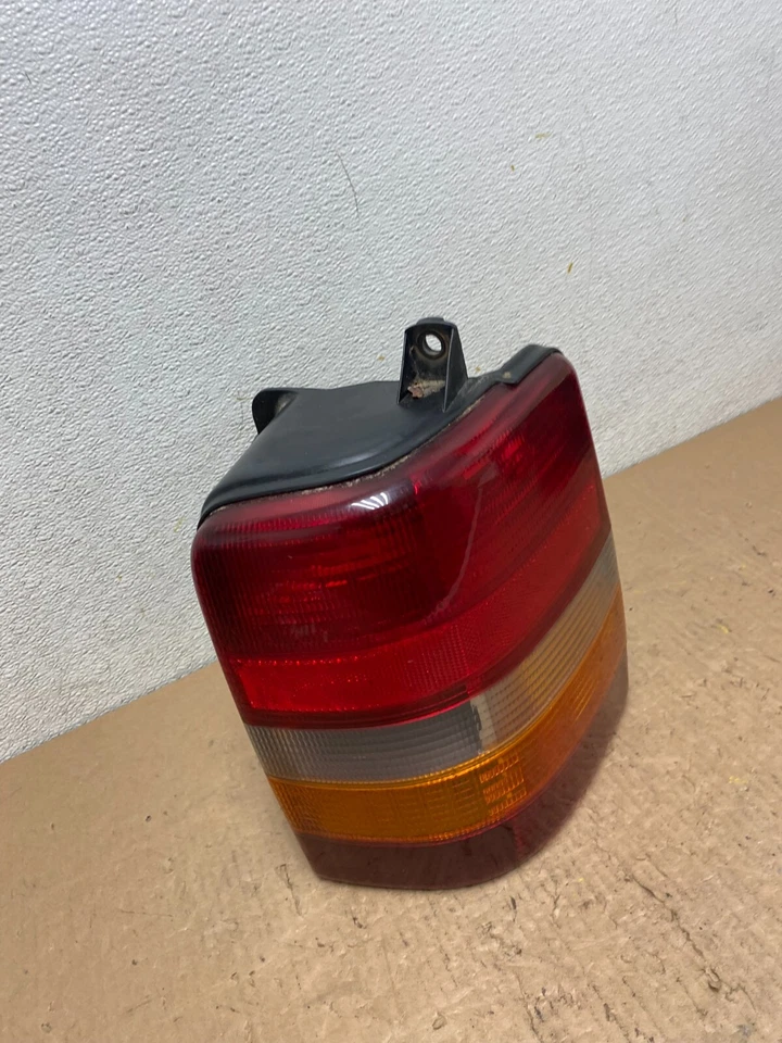 Jeep Grand Cherokee ZJ 1993-1998 pasajero derecho luz trasera derecha OEM N1572 DW Foto 3 de 4