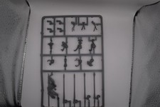 bretonnian knights of the realm helmet shield head on sprue