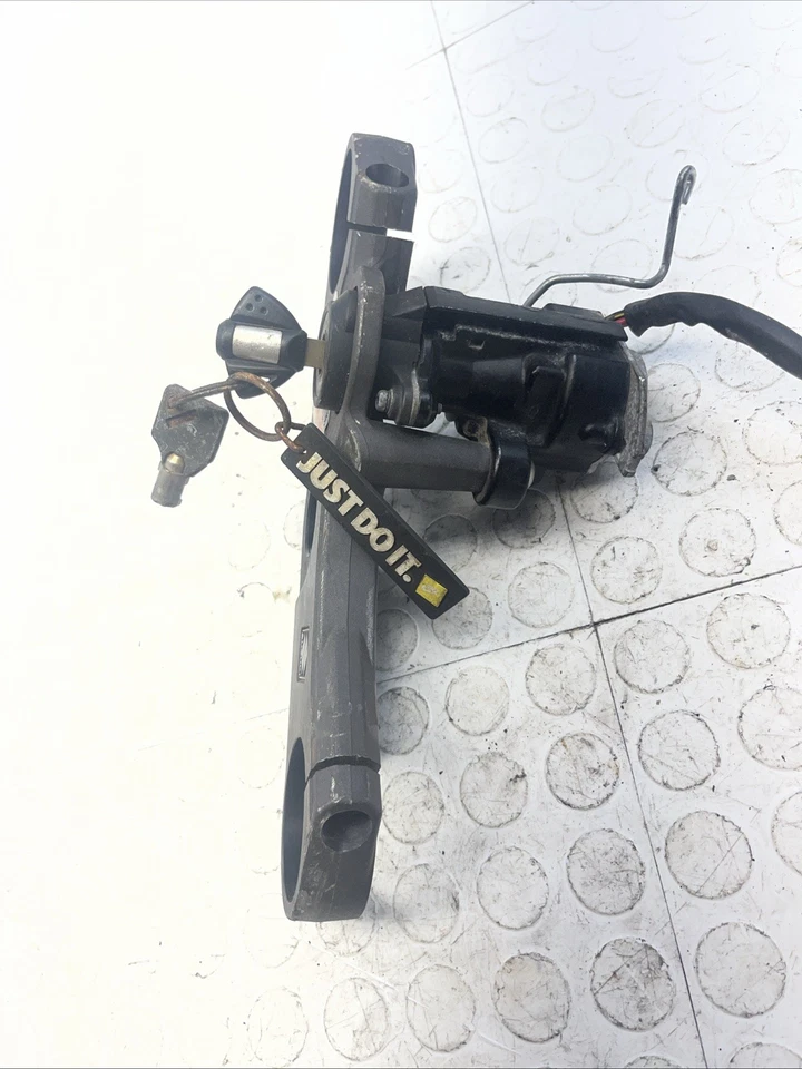 2007-2008 SUZUKI GSXR 1000 R ÁRVORE TRIPLA SUPERIOR COM IGNIÇÃO COM CHAVE FABRICANTE DE EQUIPAMENTO ORIGINAL - Imagem 4 de 4