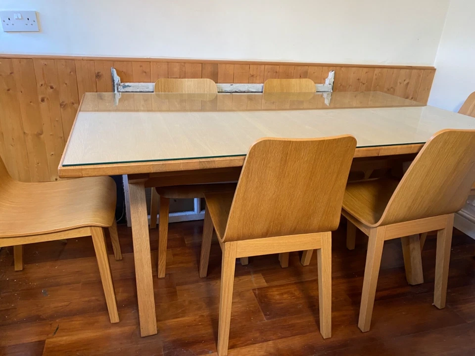 Solid oak, glass top extendable dining table and chairs in great condition - Image 2 of 4