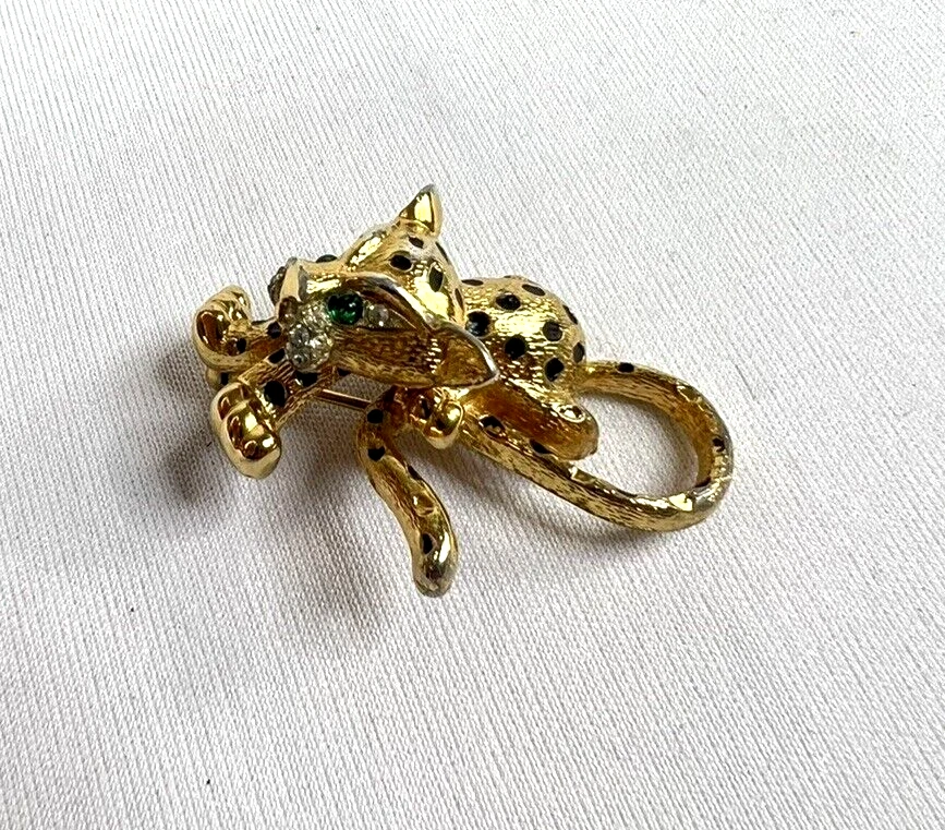 Broche de colección MCM Jomaz tono dorado leopardo jaguar cachorro Joseph Mazer esmeralda Foto 4 de 4