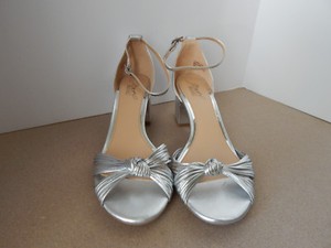 jewel by badgley mischka gia heels