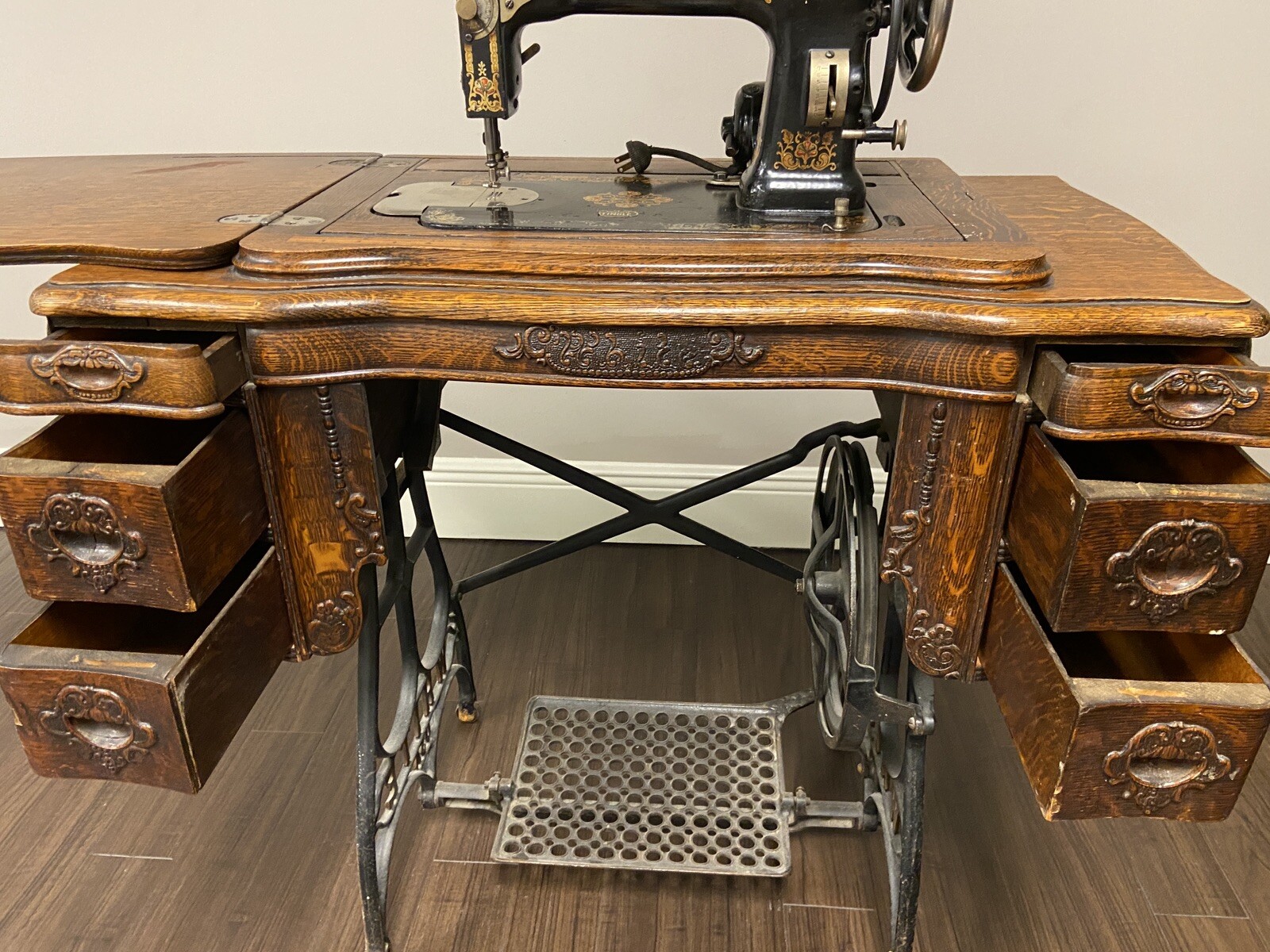 Vintage White Rotary Treadle Sewing Machine in Carved Wood NEW