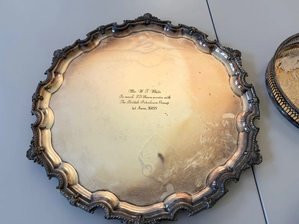 ♛ Vier runde englische Tabletts - versilbert auf Kupfer - 4er LOT - ungeputzt ♛ - Bild 4 von 4