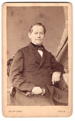 Fotografie Philipp Graff, Berlin, Jerusalemer Straße 18, Herr im Anzug mit erns 