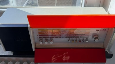 Nordmende Spectra Futura Radio,  in Rot/Orange, Spielt