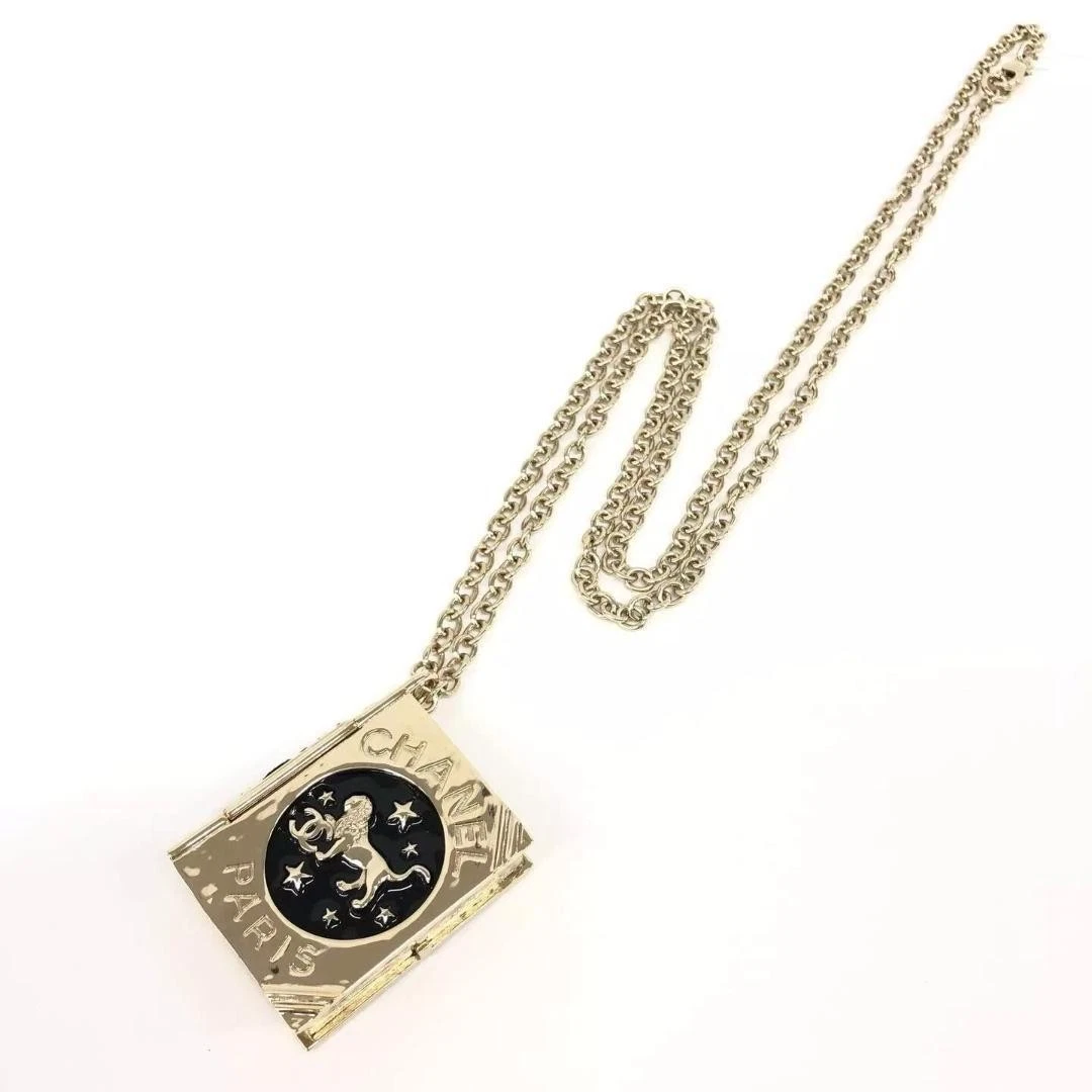 Collana CHANEL Leone Libro Ciondolo Razzo