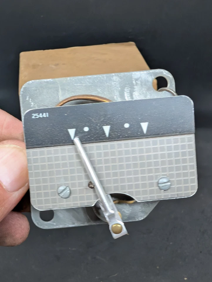 NOS 1951 1952 DODGE CORONET SIERRA WAYFARER OIL PRESSURE INDICATOR DASH GAUGE - Image 3 of 4