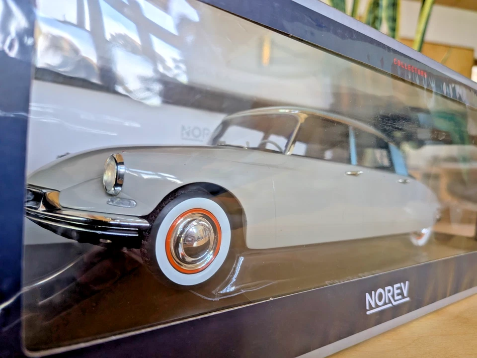 Norev CITROEN DS19 rosé grey & turquoise 1956 1/18 - Image 2 of 4