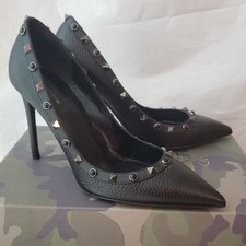 Valentino Women Pebbled Calfskin leather Rolling Rockstud black pump Size 39