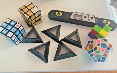 Rubix Cube Lot - timer, stands, 4 cubes