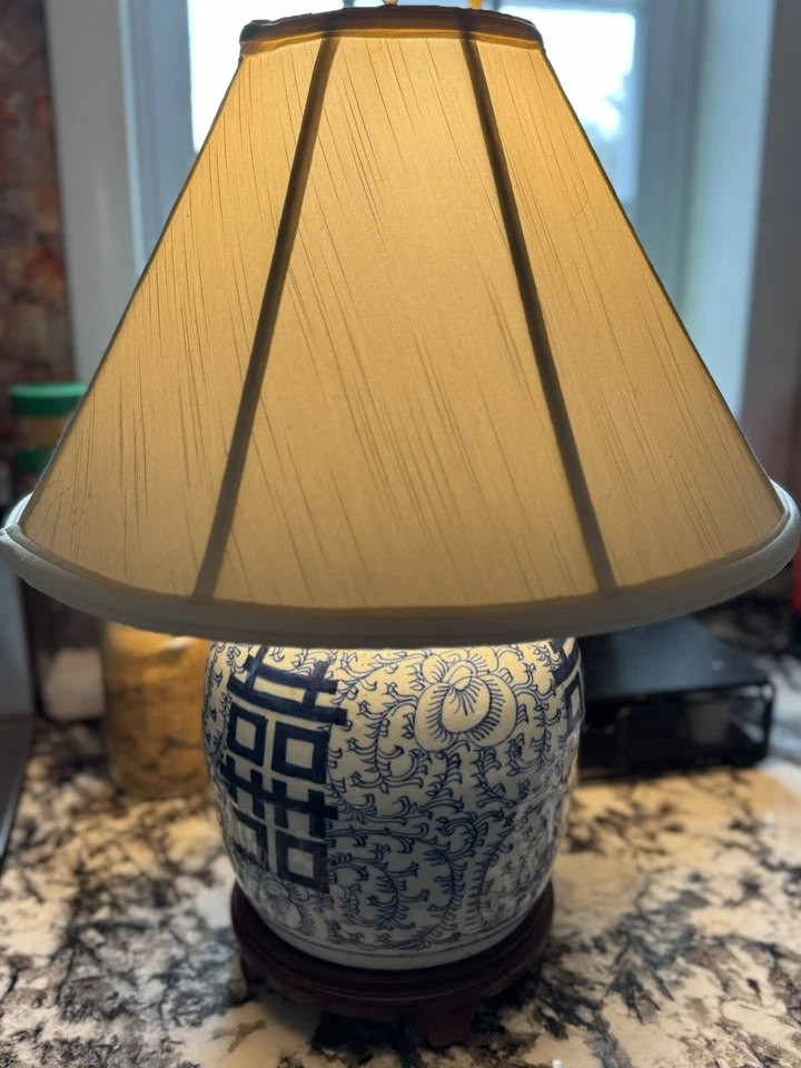 Lámpara de mesa china de finales del siglo XIX doble felicidad tarro de jengibre azul y blanco Foto 2 de 4