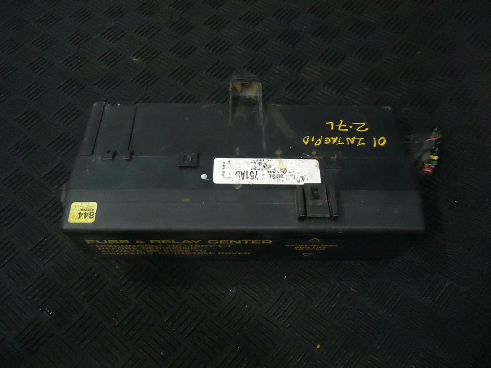 Dodge Intrepid SE 2001 sedán 2,7 L V6 tracción delantera motor A/T caja de fusibles Foto 3 de 4