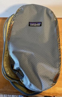 Lightly Used Patagonia Medium 6L Black Hole Cube Light Plume Grey/rock Design