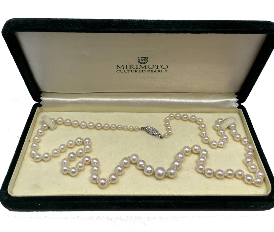 Collar de perlas cultivadas graduadas Mikimoto vintage de 26"" cierre de perlas de ley Foto 3 de 4