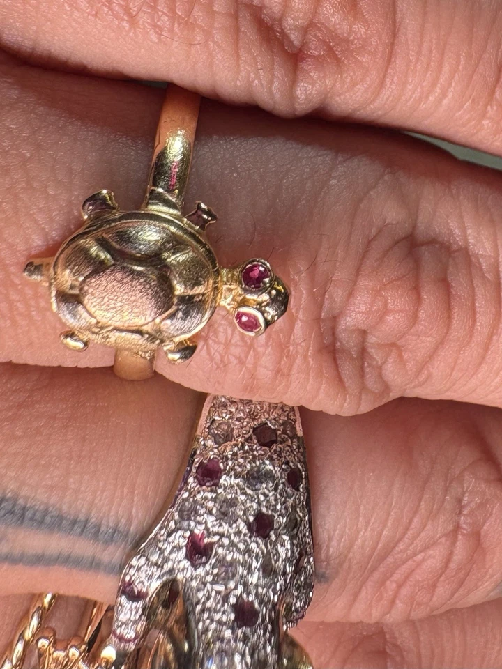 Hermoso anillo 3D de oro amarillo de 10k esmalte de tortuga ojo de rubí talla 6 🐢 Rarezas 2,11 G Foto 3 de 4