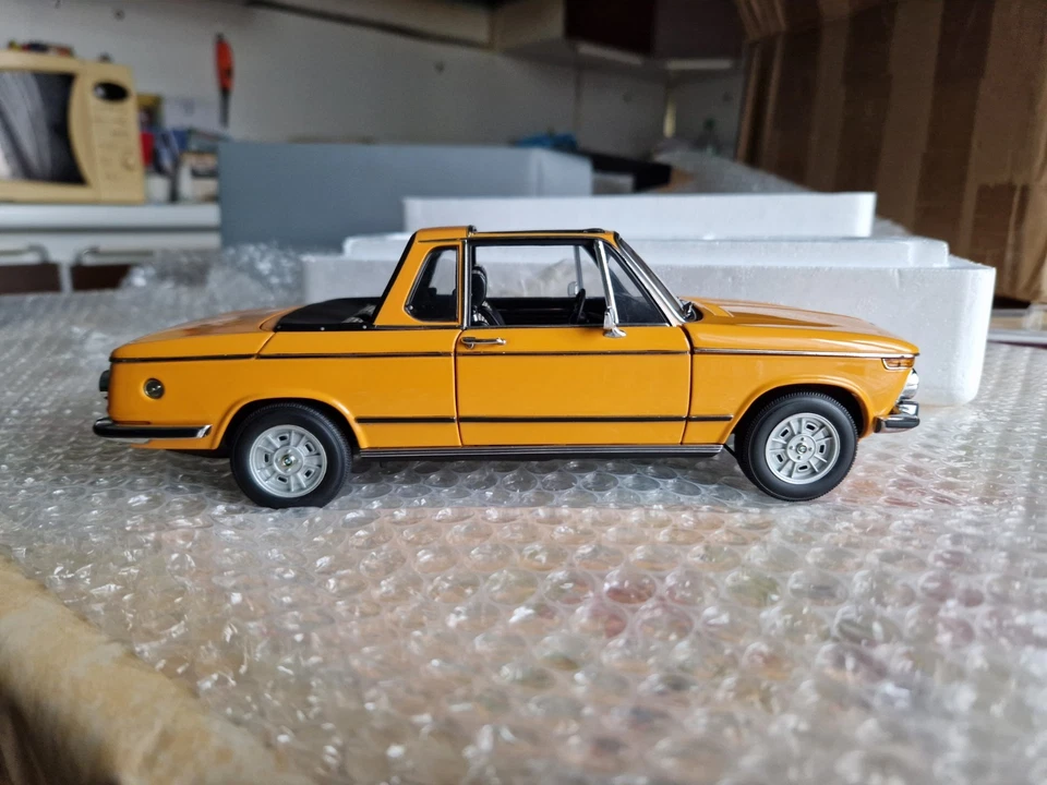1:18 AUTOart BMW 2002 Cabrio/Convertible - Immagine 4 di 4