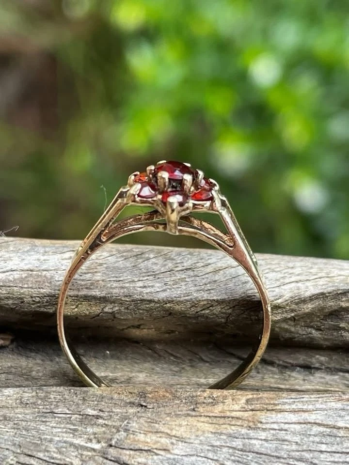 Anillo de granates de corte redondo de 9 quilates Foto 4 de 4
