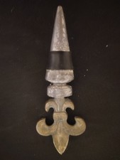Ancien bouchon bouteille laiton Fleur de Lis patine naturelle
