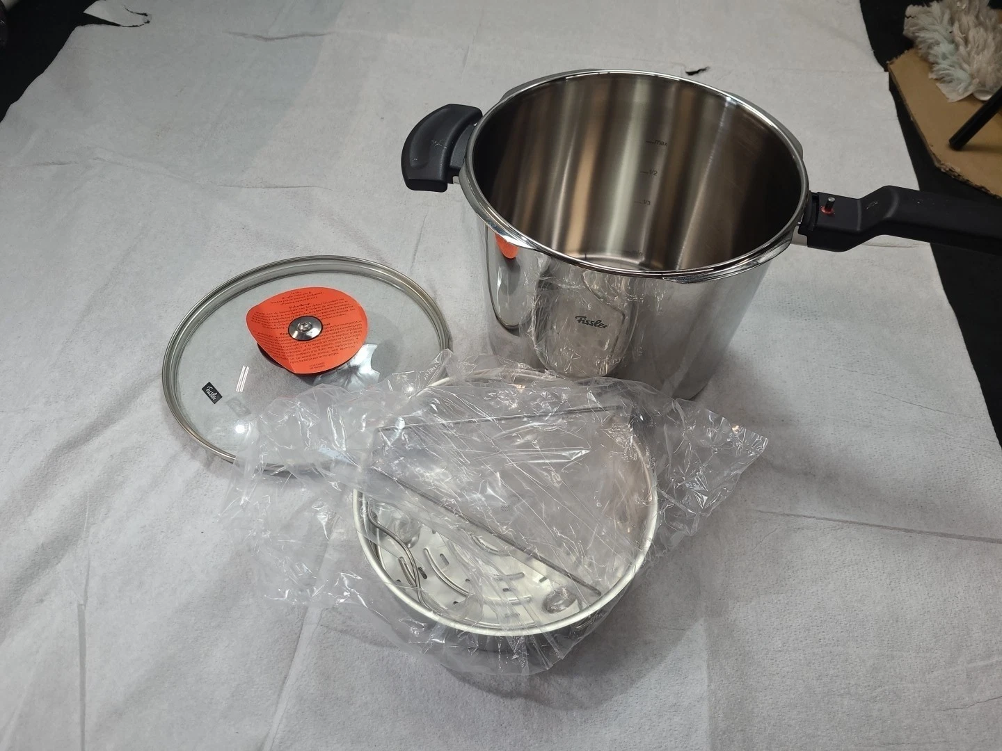 Fissler 6.01 Premium Pressure Cooker Q w/ Steamer Insert-Tripod AS PICTURED