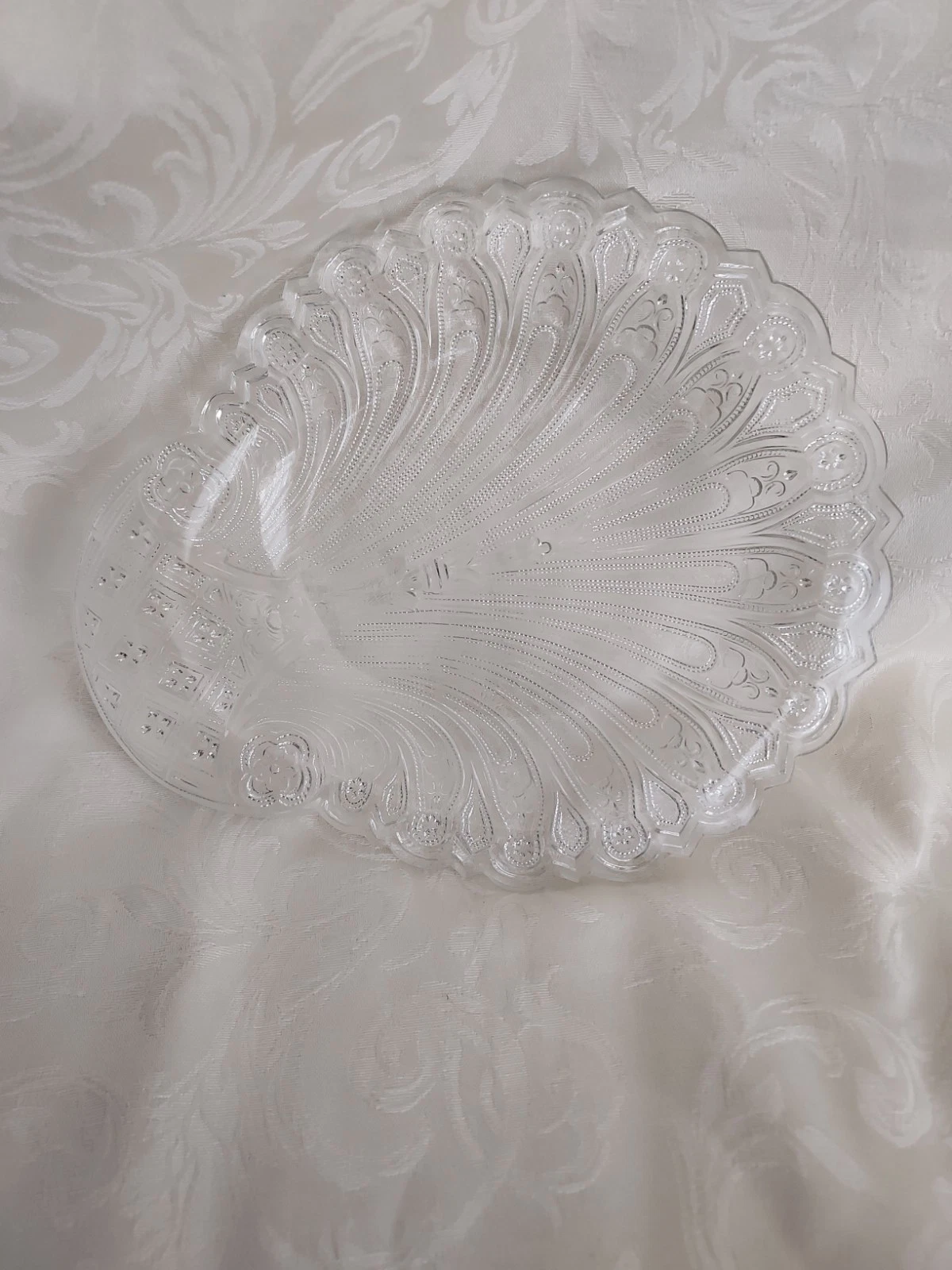 Metropolitan Museum Of Art Clear Pressed Glass Hairpin Shell 9.5in Sandwich Dish