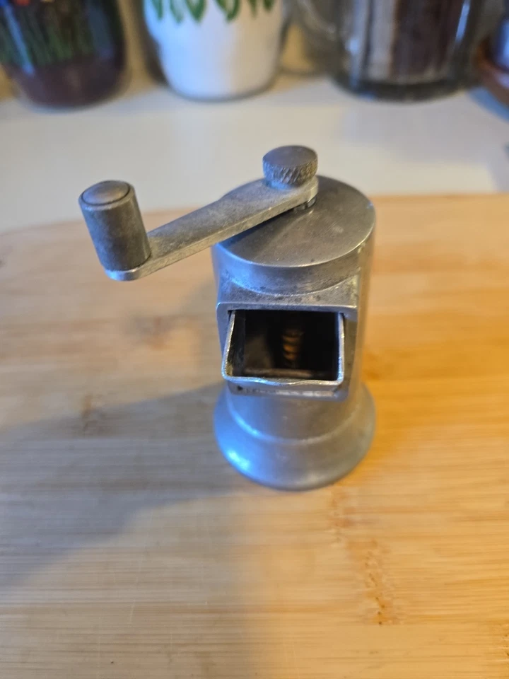 Molinillo de pimienta de aluminio fundido Perfex vintage hecho en Francia 4" Foto 3 de 4