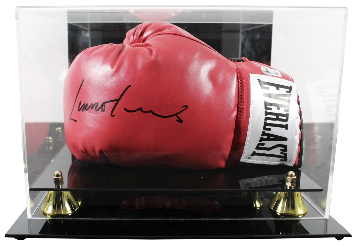 Gant de boxe signé par Lennox Lewis. Vitrine