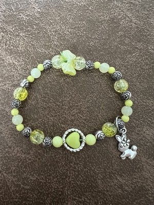 Handgefertigtes Perlenarmband mit Hasenanhänger