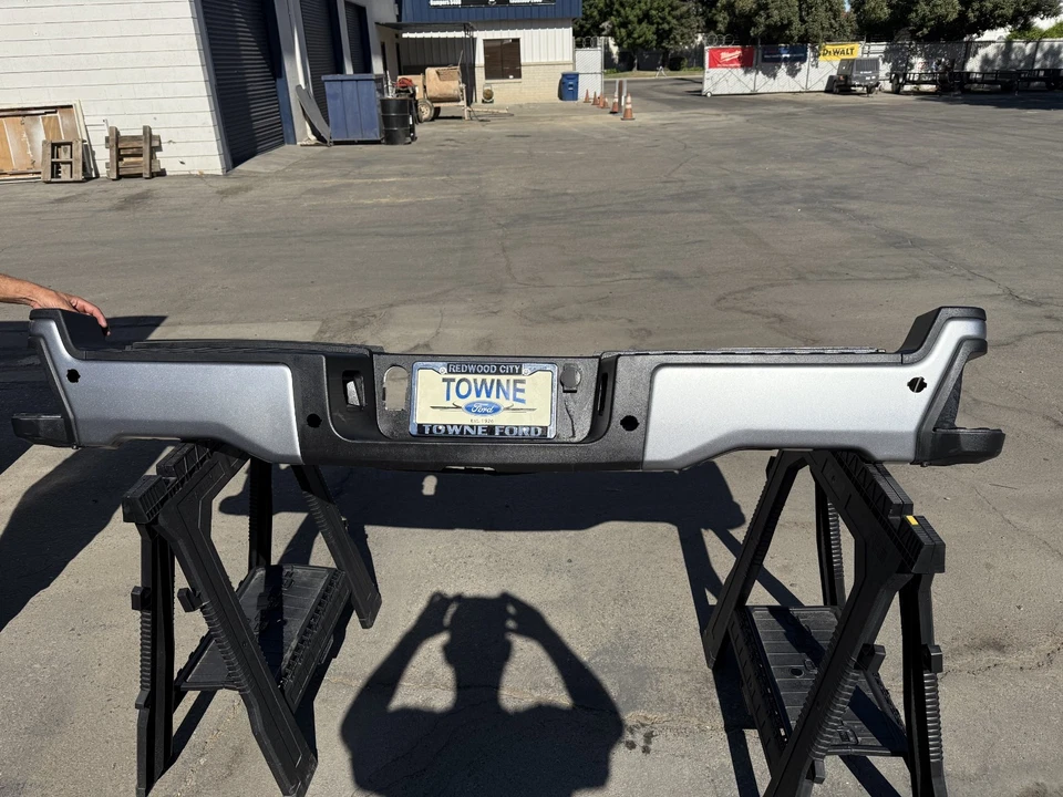 Parachoques Ford F-250/350/450 plata icónica 2023-2025 Foto 2 de 4