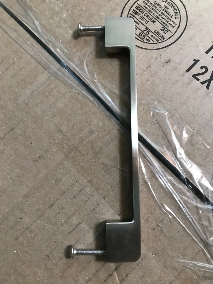 NUEVO TIRADOR DE PUERTA DE REPUESTO Glacier Bay Acero Inoxidable 24 pulgadas Gabinete de Lavandería Foto 2 de 4