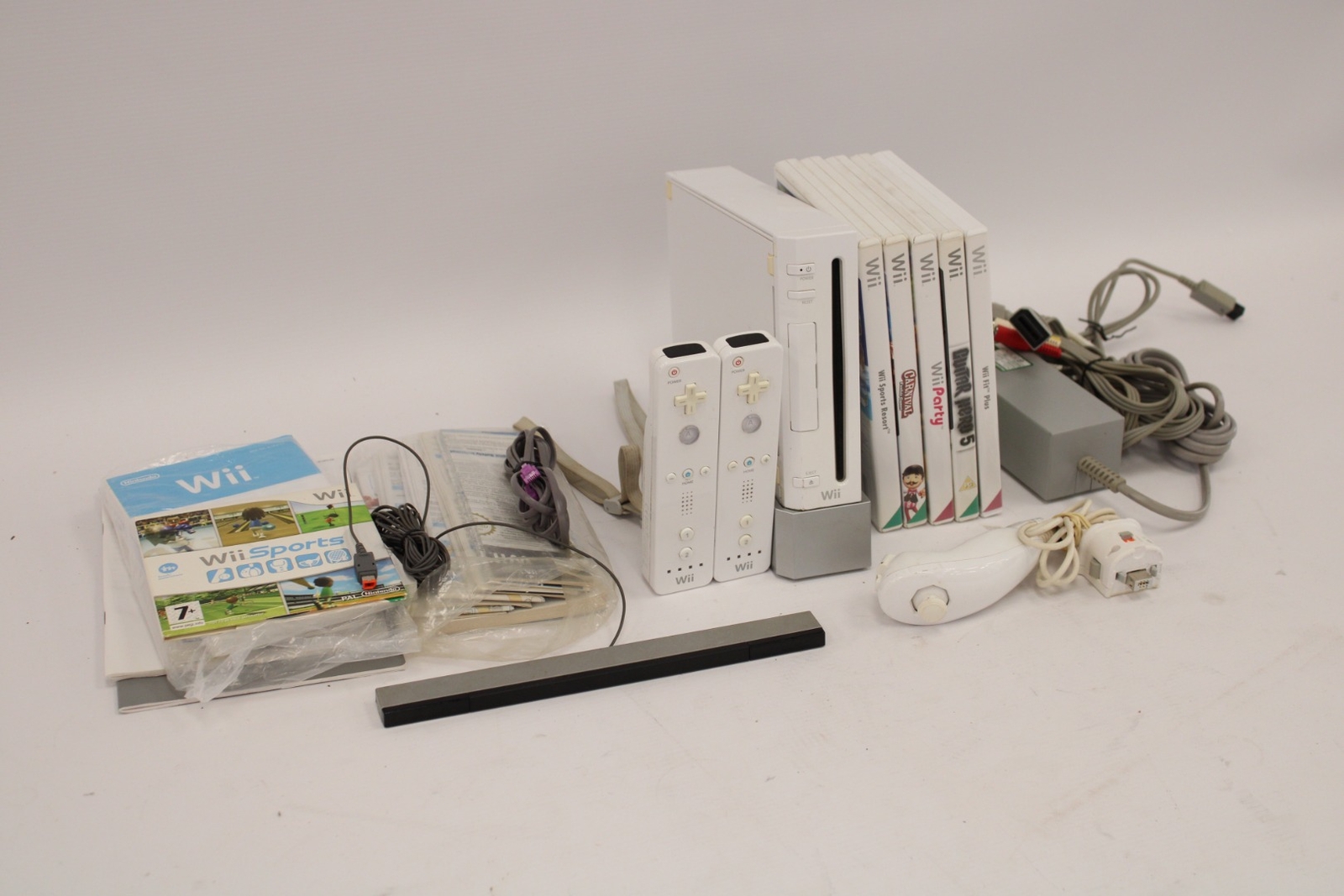 NINTENDO Wii Game Console Bundle Inc 2x Wiimotes, Nunchuck, 5x Games