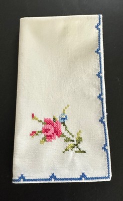 Vtg Bread Basket Cloth Liner Handmade Embroidered Roll Bun Biscuit  16'' x 15''