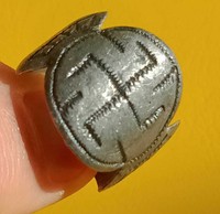 DETECTOR FINDS ANCIENT SILVER COLOR MILITARY RING NAZI SYMBOL ON BEZ...