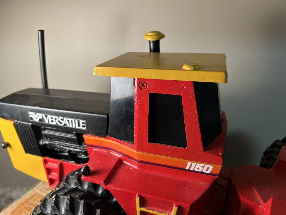 Vintage Scale Models 1/16 Versatile 1150 With Triples NIB - Image 4 of 4