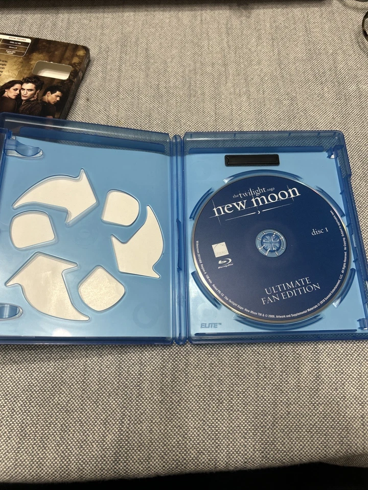 Twilight Saga New Moon Blu-ray Ultimate Fan Edition Slipcover Disc 1 Clean - Image 4 of 4
