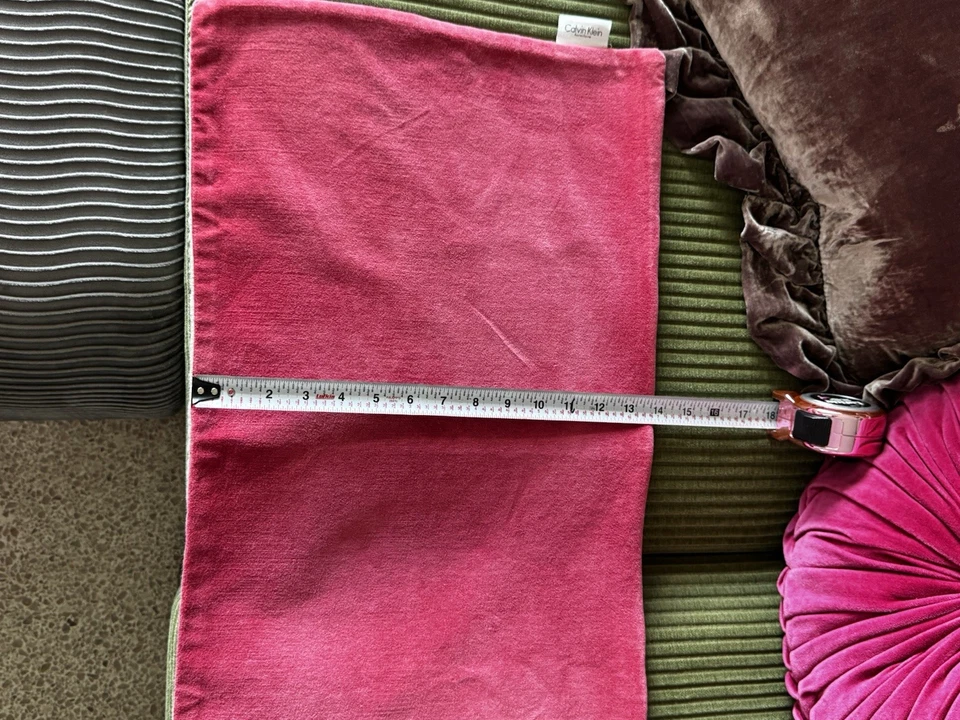 Funda de almohada decorativa Calvin Klein rosa brillante rojo terciopelo/lino trasero 14" x 25” Foto 3 de 4