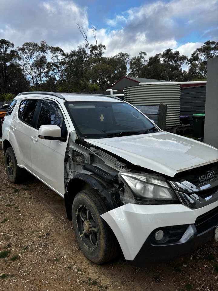 Isuzu 4jj1 Engine. Wrecking MUX. Dmax motor diff auto transmission  - image 3 of 4