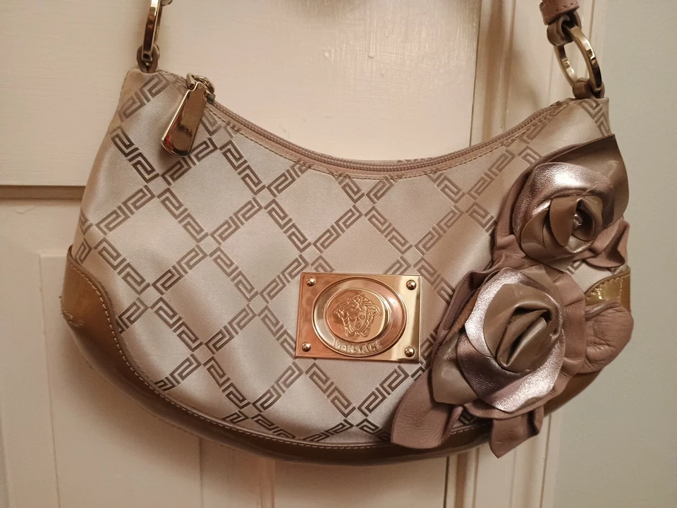 Versace сатин лакированная кожа золотой медузы медальон 3D цветы Hobo наплечная сумка - Изображение 2 из 4