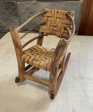 Mecedora antigua miniatura de nogal americano, muestra de vendedor o muebles de muñeca, 7" de alto