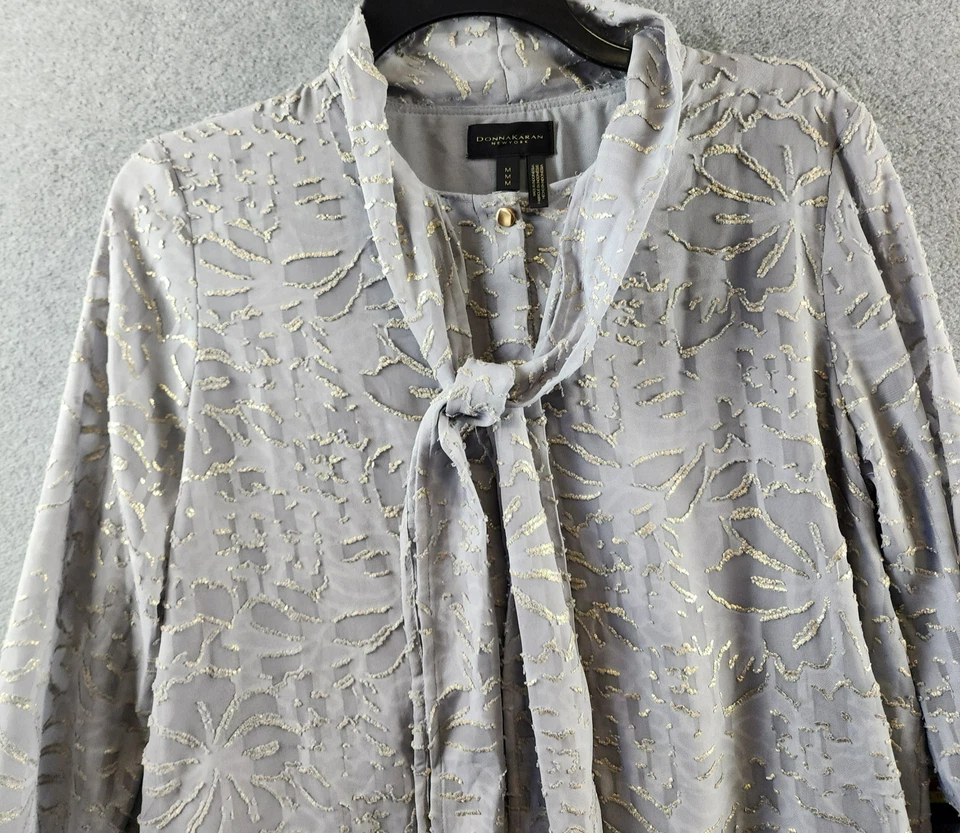 Blusa para mujer Donna Karan New York metálica floral con cuello atado M Arctic Frost Foto 4 de 4