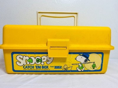VNTG Snoopy Zebco ''CATCH 'EM BOX'' Yellow Tackle Box W/Removable Tray & Tackle 