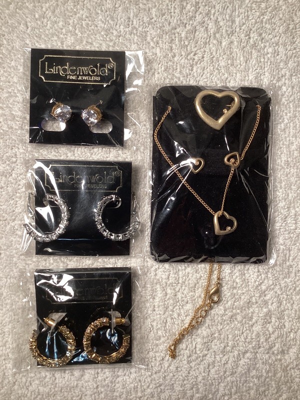 Lindenwold find jewelry three sets of earrings (￼G1)