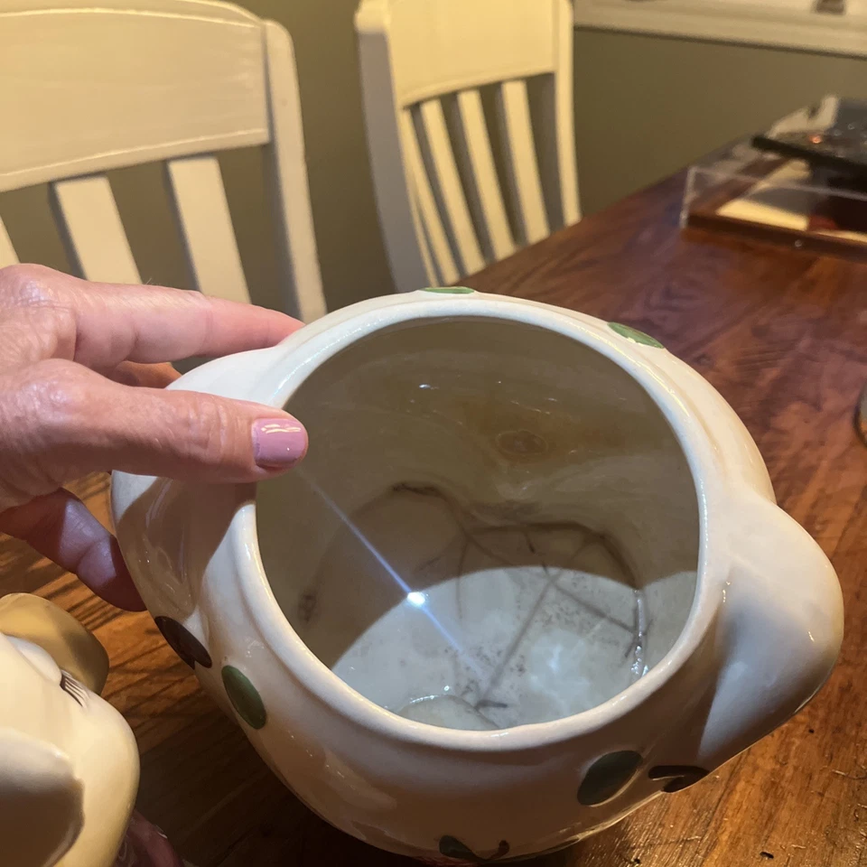 Tarro de galletas Smiley Pig con bufanda roja y flores. Shawnee 7-1/2"A x 6"D x 11-1/4"H Foto 4 de 4