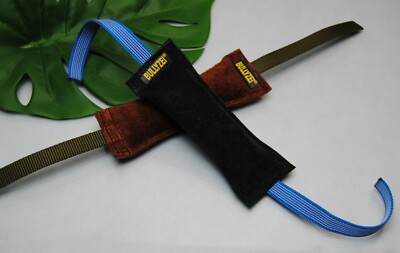 Beißwurst Leder 25 x 5 cm, weich mit 2 Bändern Welpenspielzeug Apportspielzeug