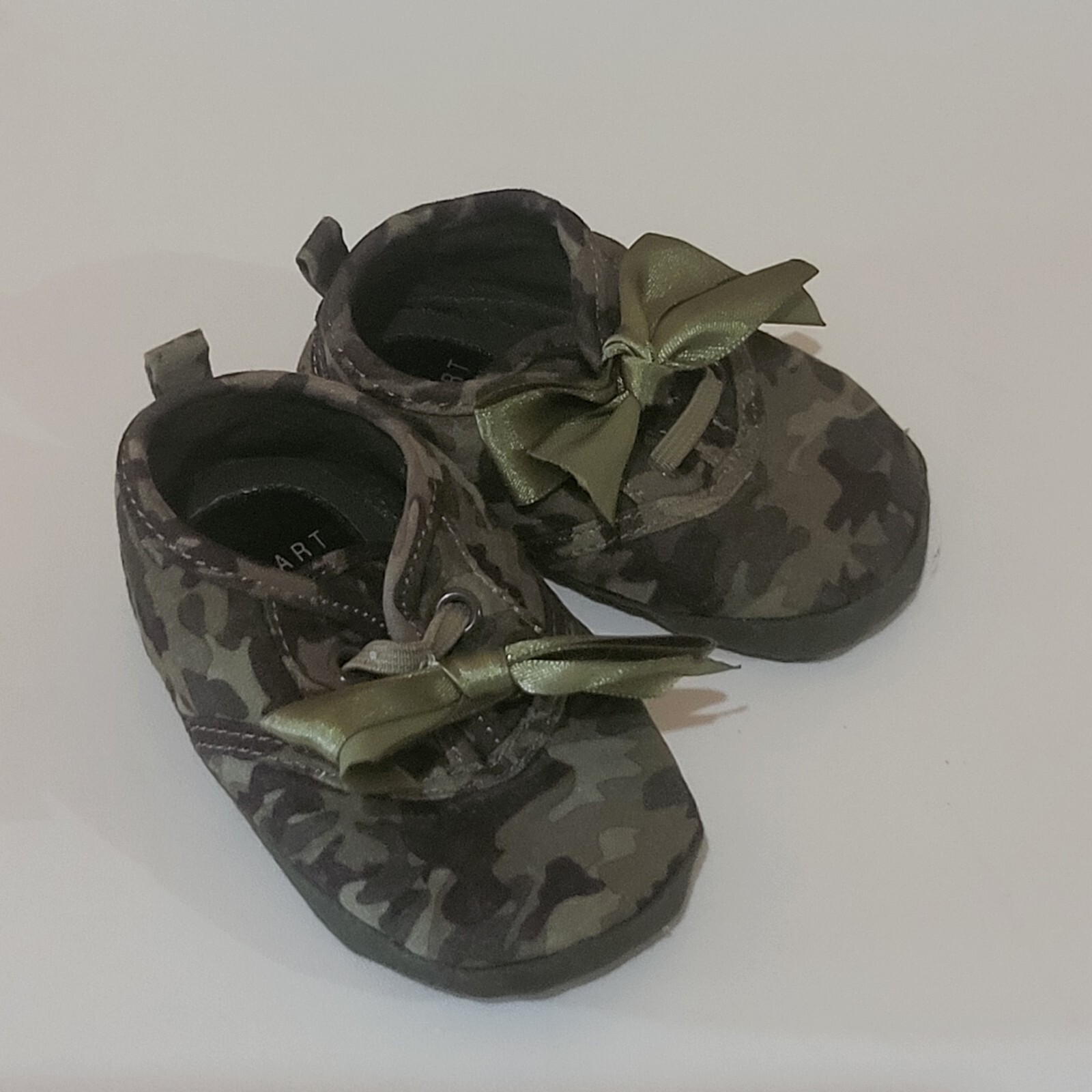 Army Green Camo Bow Size 2 Baby Cargo Nice Condition