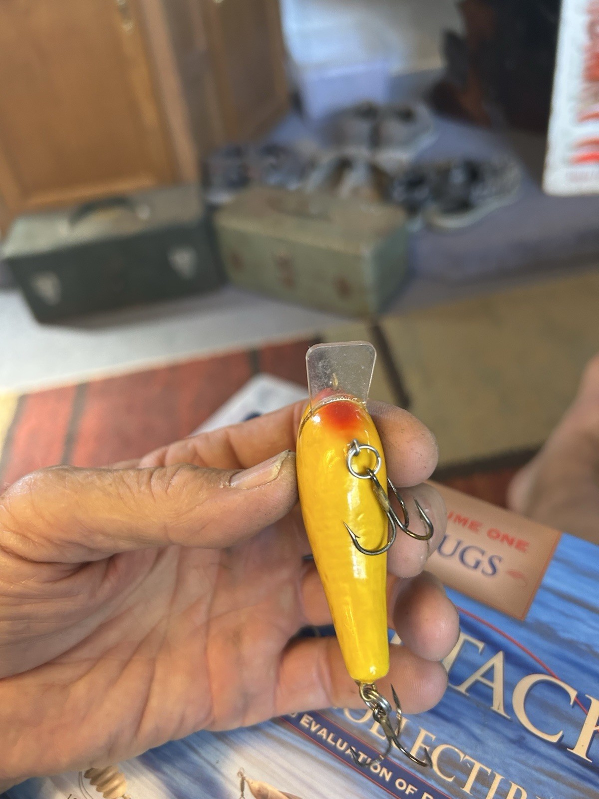 VINTAGE BAGLEY SQUARE BILL KILLER B2. BEAUTIFUL YELLOW BODY W GOLD SCALE BACK**